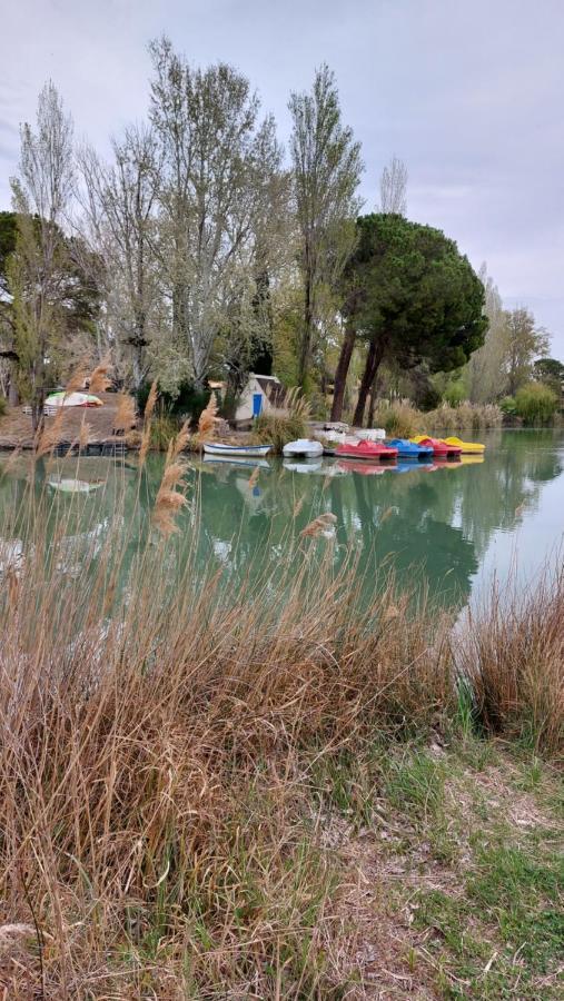 Aux Abords Du Lac Arles Exterior foto