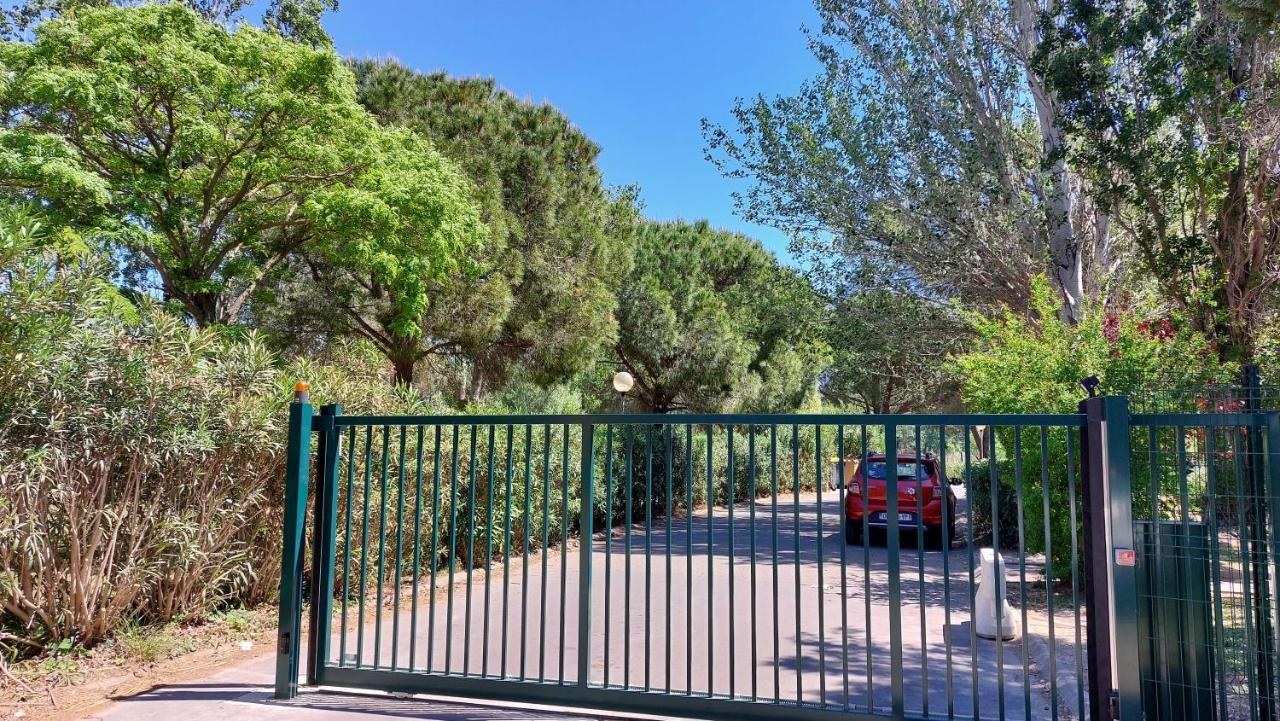 Aux Abords Du Lac Arles Exterior foto